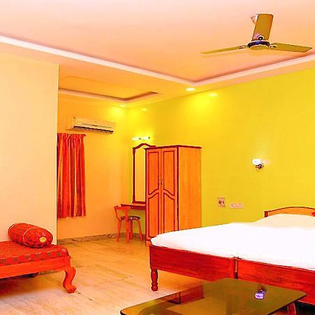 Sindhu Towers Hotel Велор Екстериор снимка