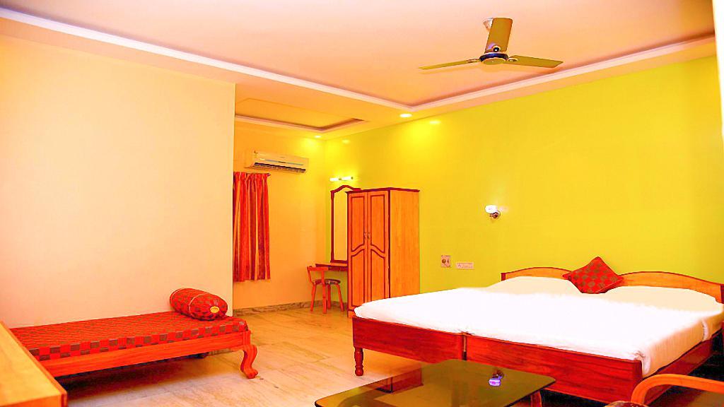 Sindhu Towers Hotel Велор Екстериор снимка