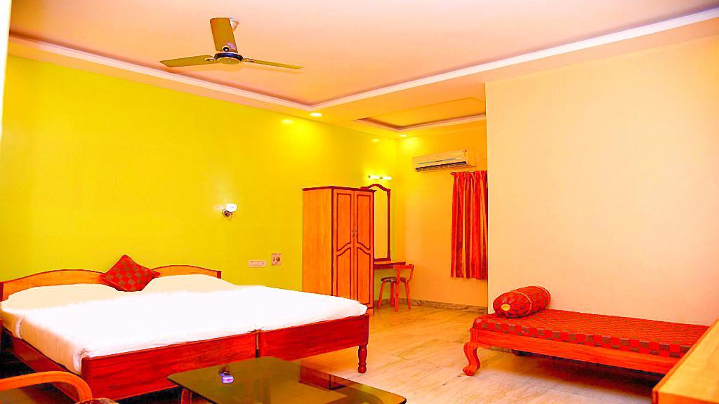 Sindhu Towers Hotel Велор Екстериор снимка