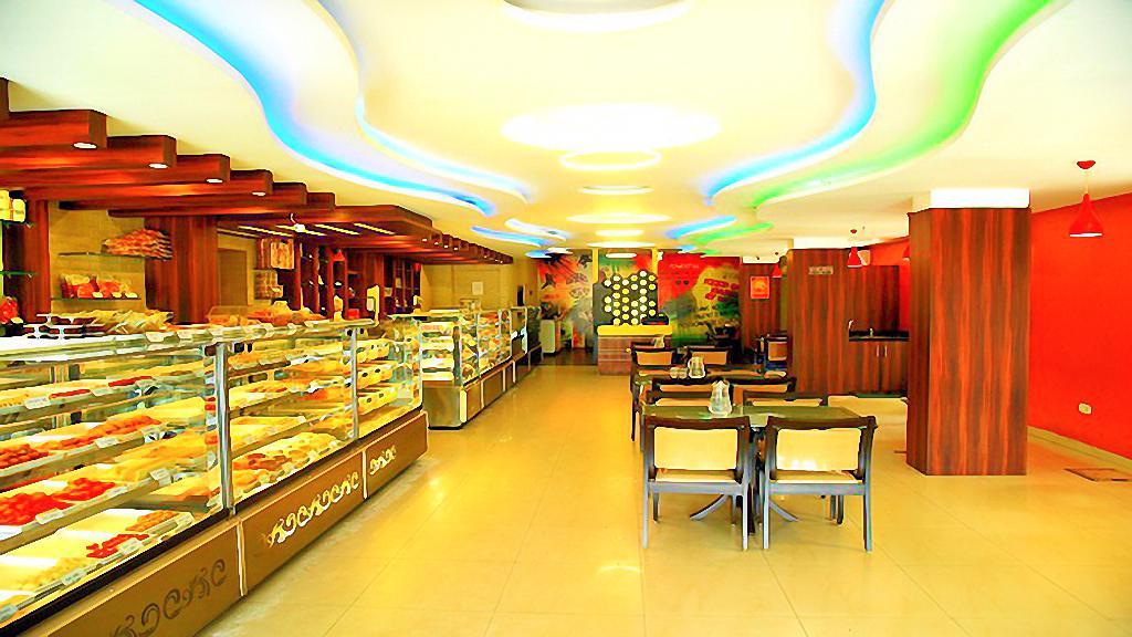 Sindhu Towers Hotel Велор Екстериор снимка