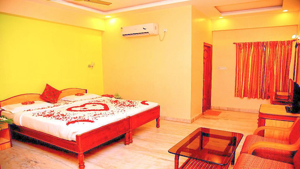 Sindhu Towers Hotel Велор Екстериор снимка